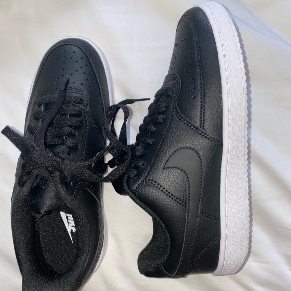 Size 7 Black Nike Sneakers (NEVER WORN)